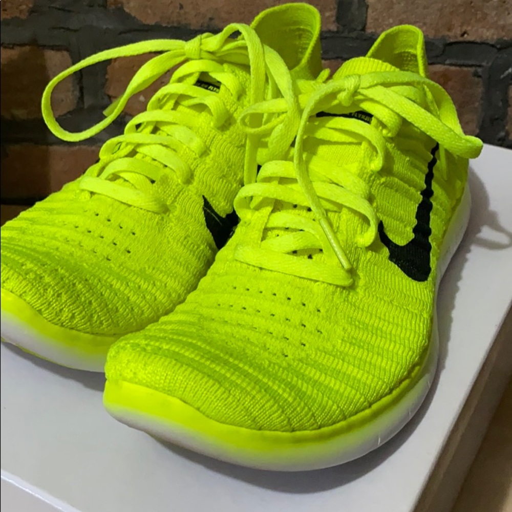 Nike Youth / Women’s Neon Flyknit Running Sneakers